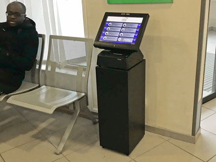 kiosque borne accueil gestion file attente extratime écran couleur tactile imprimante tickets