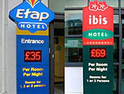 borne totem sucette affichage électronique graphique lumineux led del diode prix chambre hôtel ibis etap