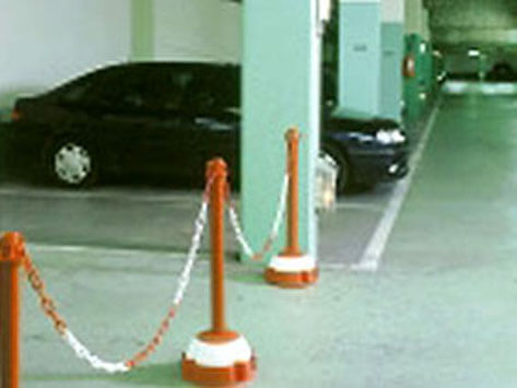 poteau chaine pied lesté balisage délimitation parking voiture automobile