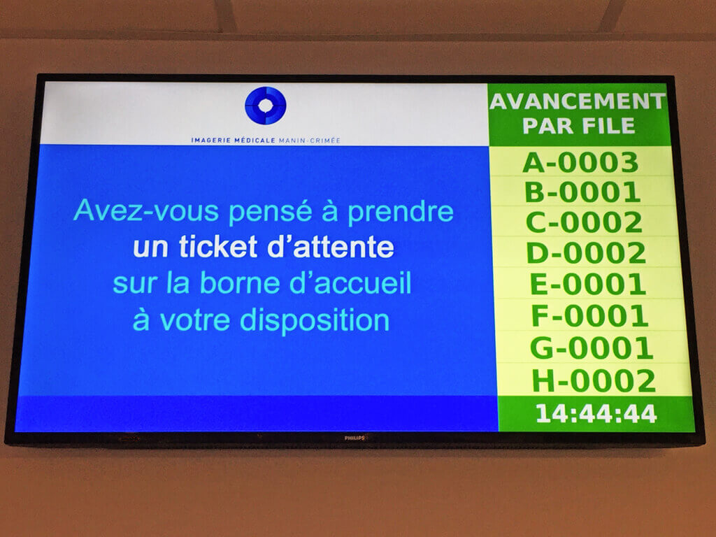 moniteur écran télévision tv vidéo gestion file ticket salle zone attente laboratoire analyse irm radio