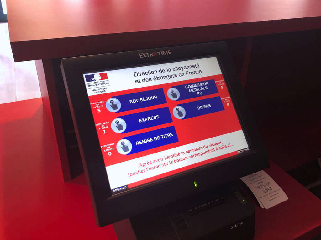 kiosque borne accueil gestion file attente extratime écran couleur tactile imprimante tickets préfecture Oise